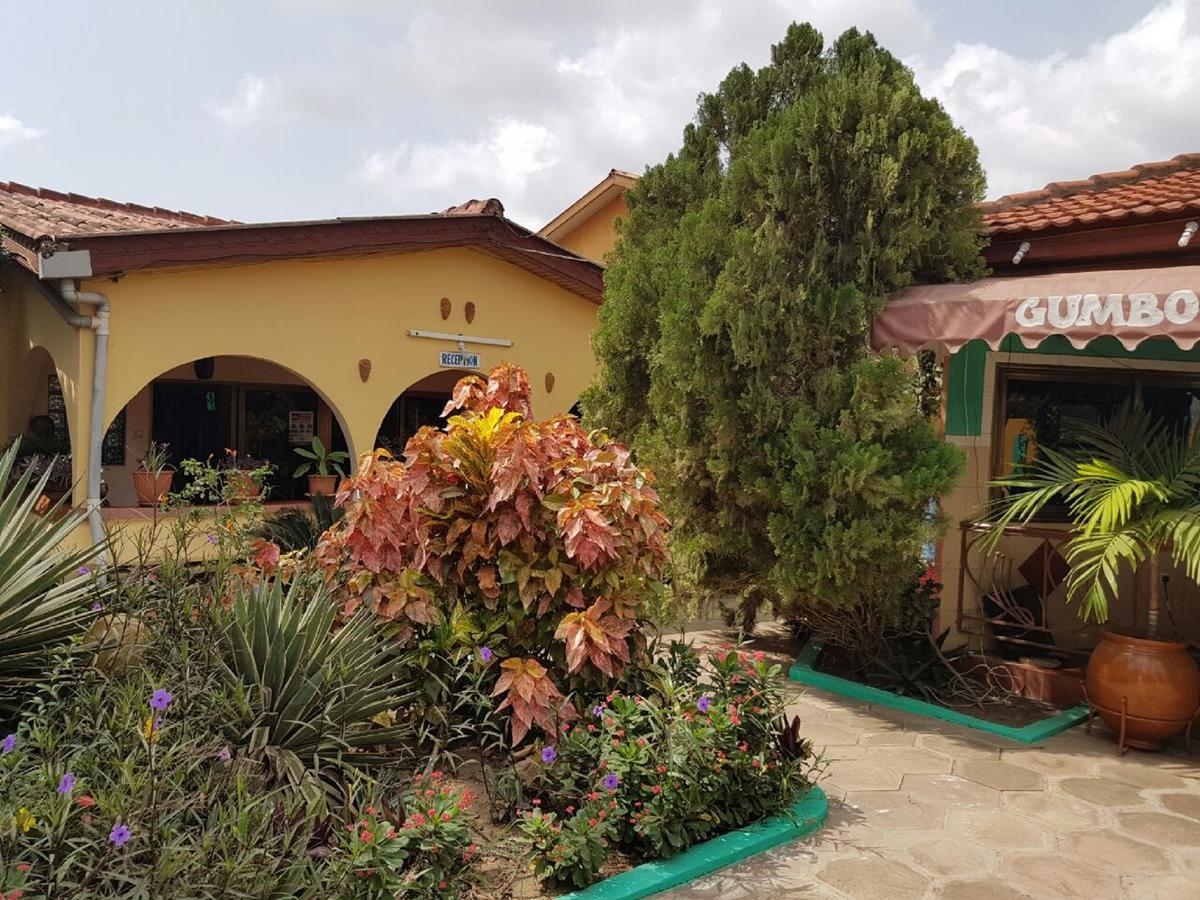 De Mod Hotel Ngleshi Amanfro Bagian luar foto