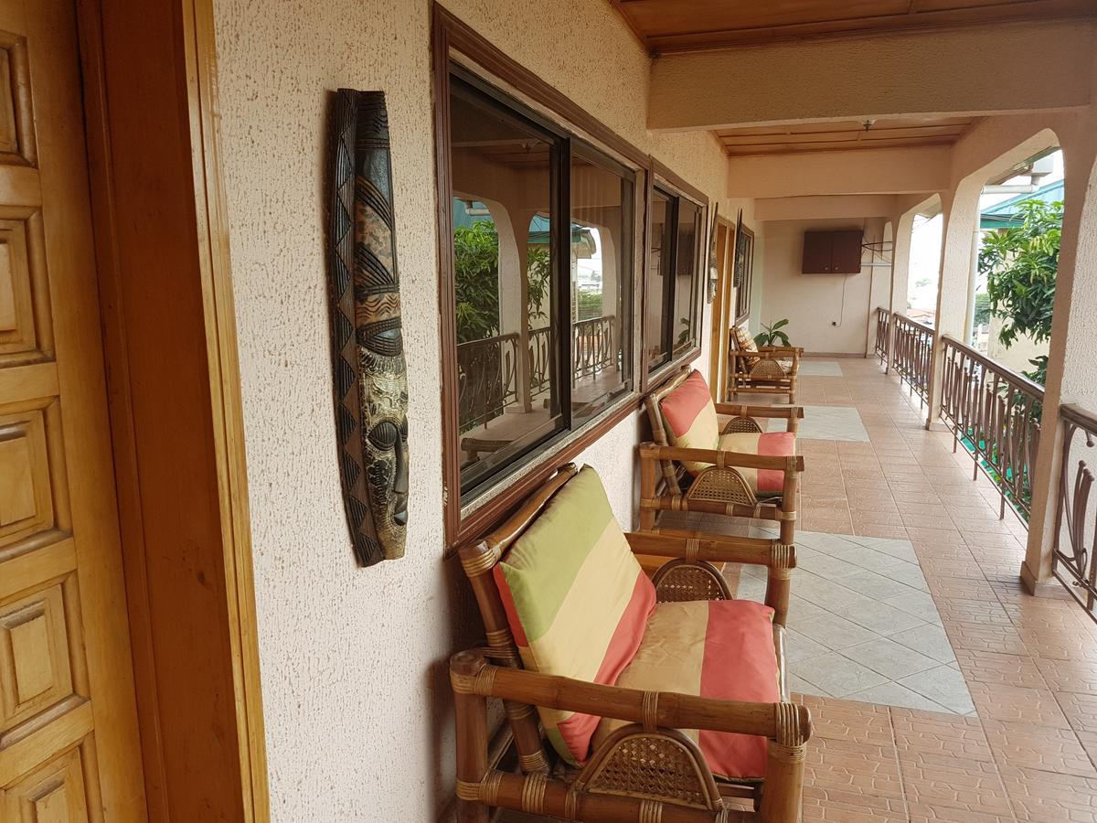 De Mod Hotel Ngleshi Amanfro Bagian luar foto